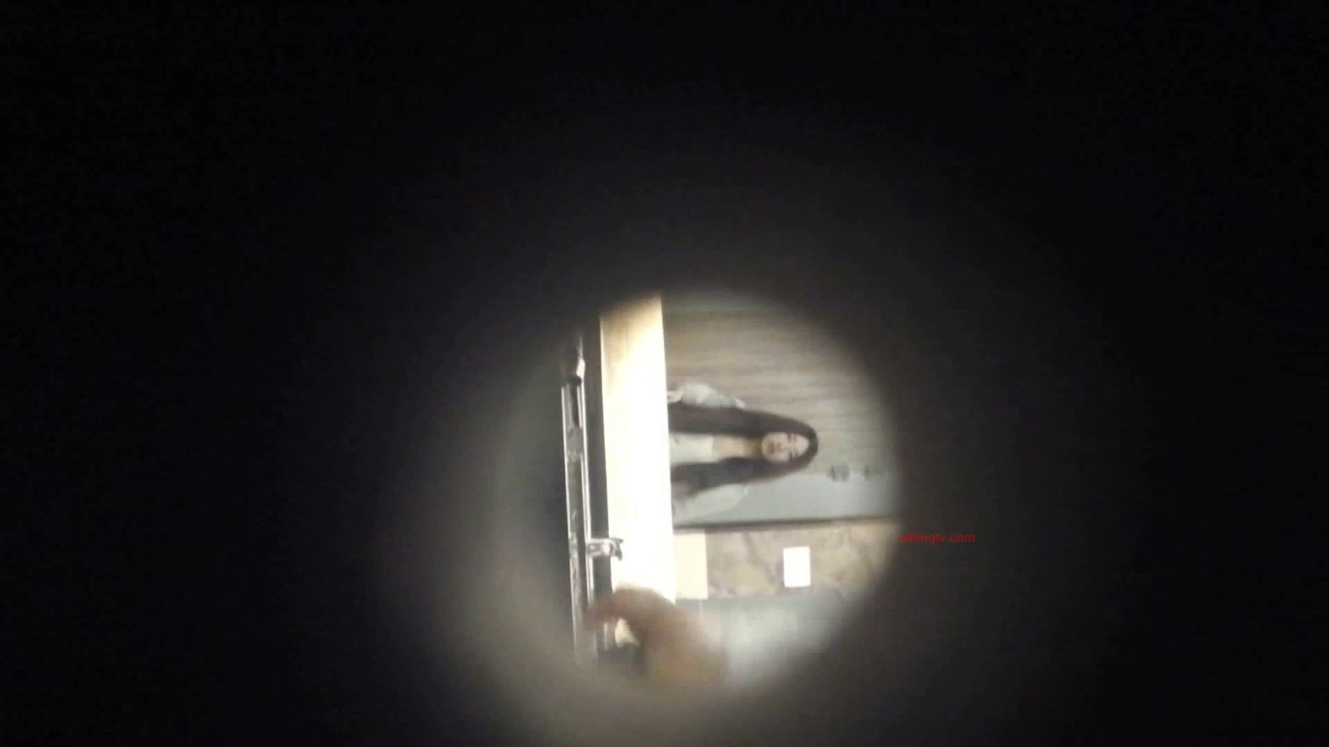 【精品厕拍】，牛逼坑神洞中隔板缝中，多角度偷拍少女少妇方便，高高崛起大屁股欣赏逼洞屁眼子