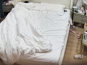公寓酒店 卷毛眼镜又带女友来开房了 现在才发现他女朋友的腿好白好长啊 应该扛起来操才爽 可他不会1