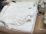 公寓酒店 卷毛眼镜又带女友来开房了 现在才发现他女朋友的腿好白好长啊 应该扛起来操才爽 可他不会1