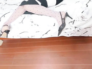 精品乱伦❤️【小姨子的秘密】 小姨子为了要过年红包 在房间床上白丝足交 被姐夫从后面操到内射